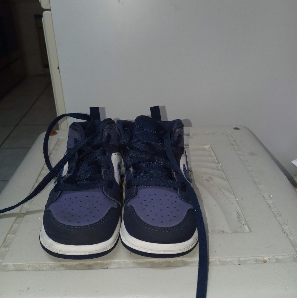 Toddler unisex sneakers, like new condition.